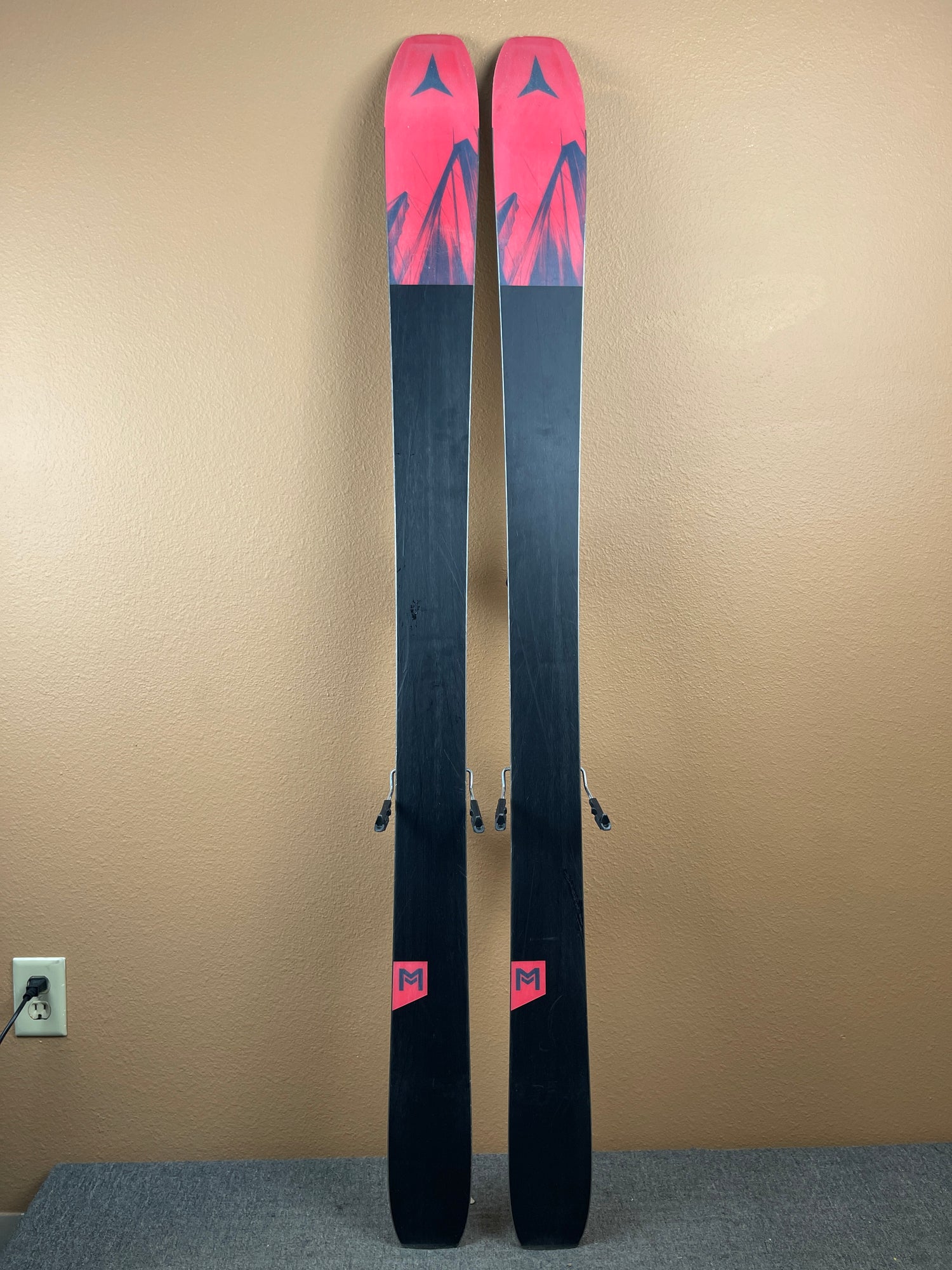 Used 2024 Atomic Maverick 95 Ti + Strive 13 Bindings Skis