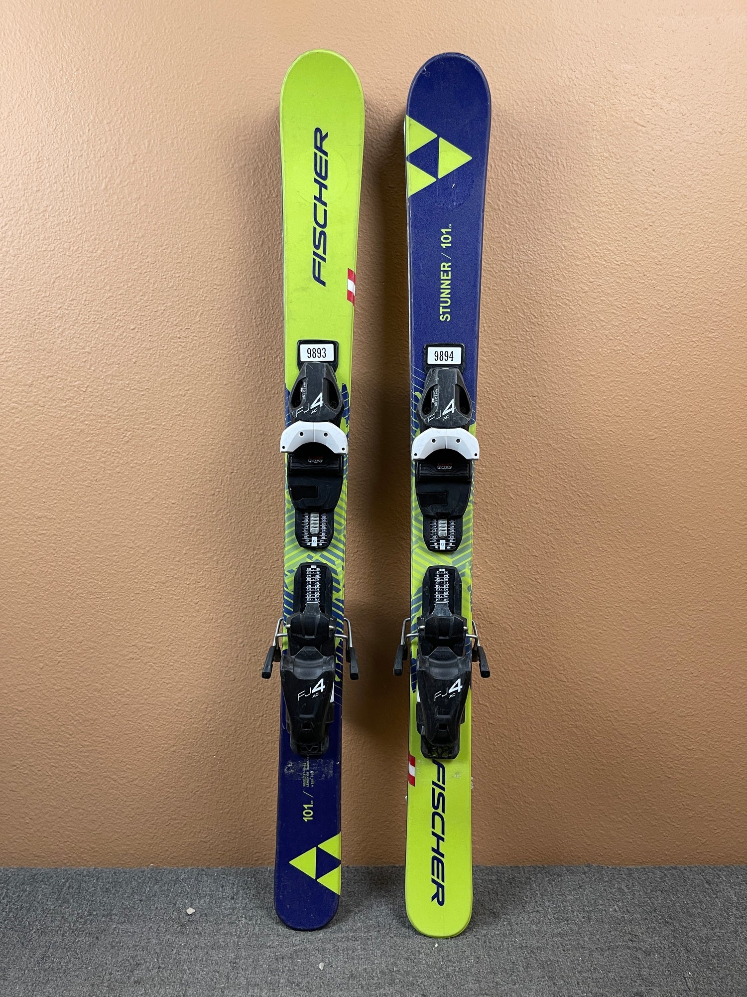 Used 2023 Fischer Stunner Kids Skis + FJ4.5/7 Bindings