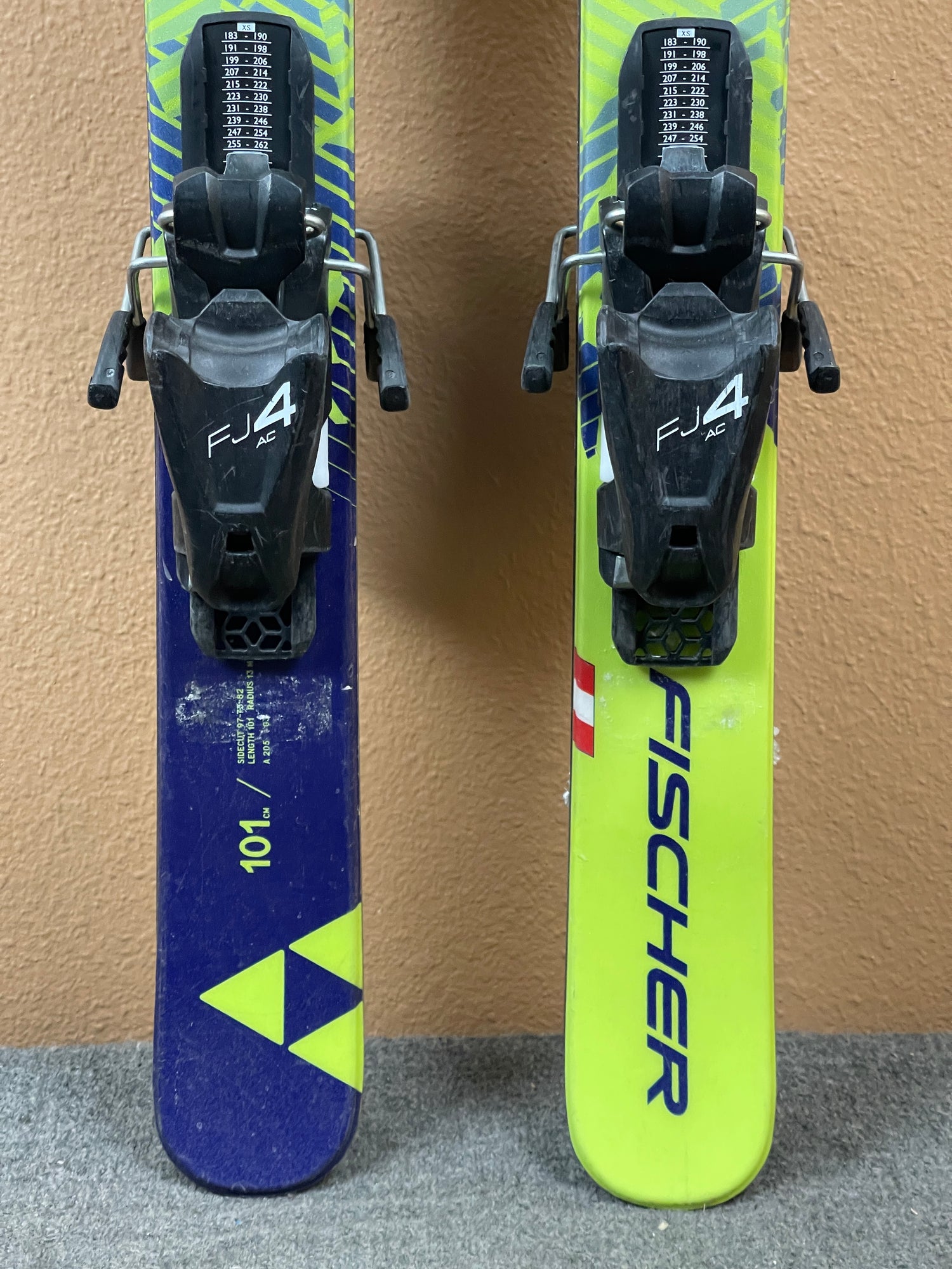 Used 2023 Fischer Stunner Kids Skis + FJ4.5/7 Bindings