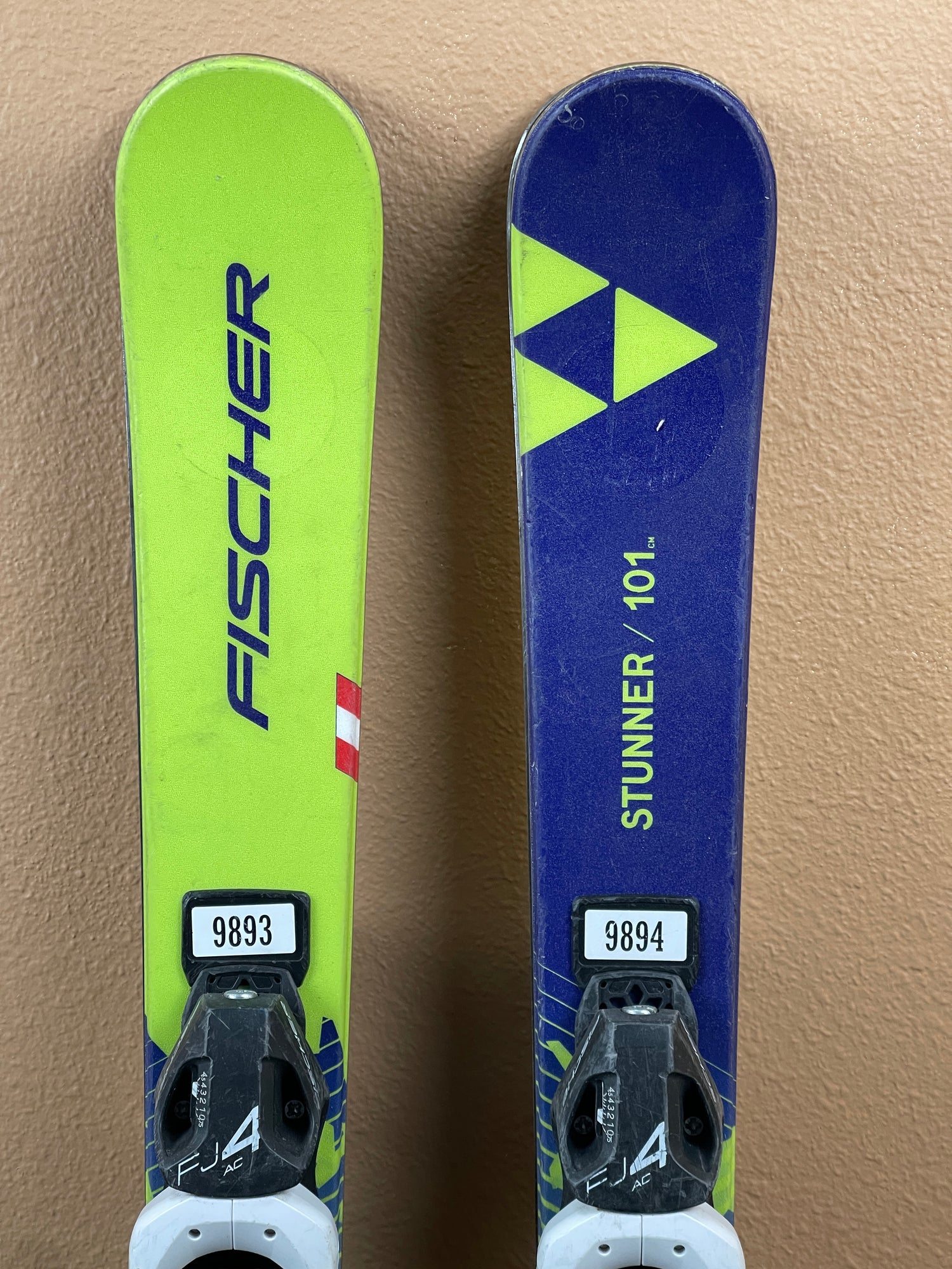 Used 2023 Fischer Stunner Kids Skis + FJ4.5/7 Bindings