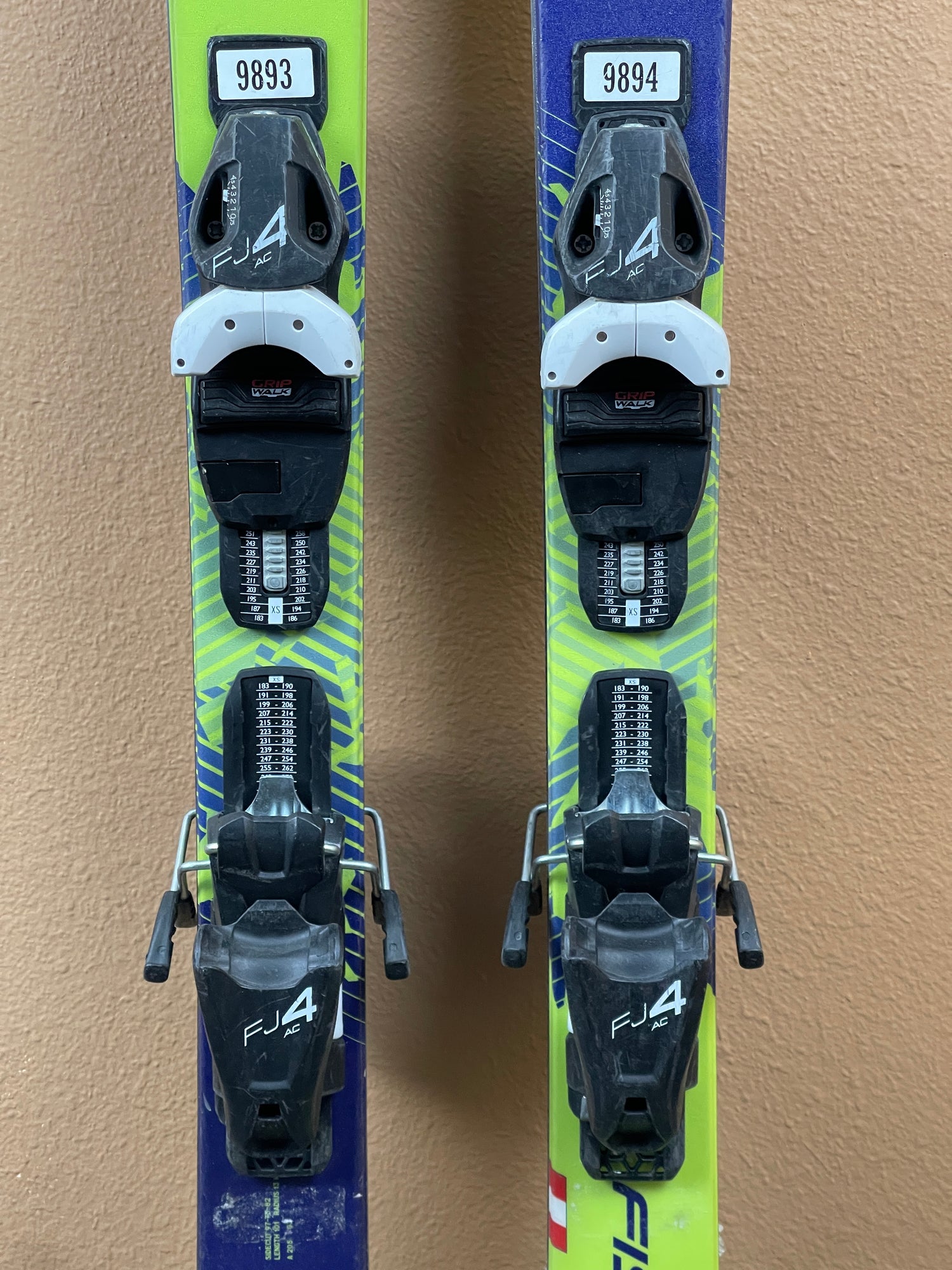 Used 2023 Fischer Stunner Kids Skis + FJ4.5/7 Bindings