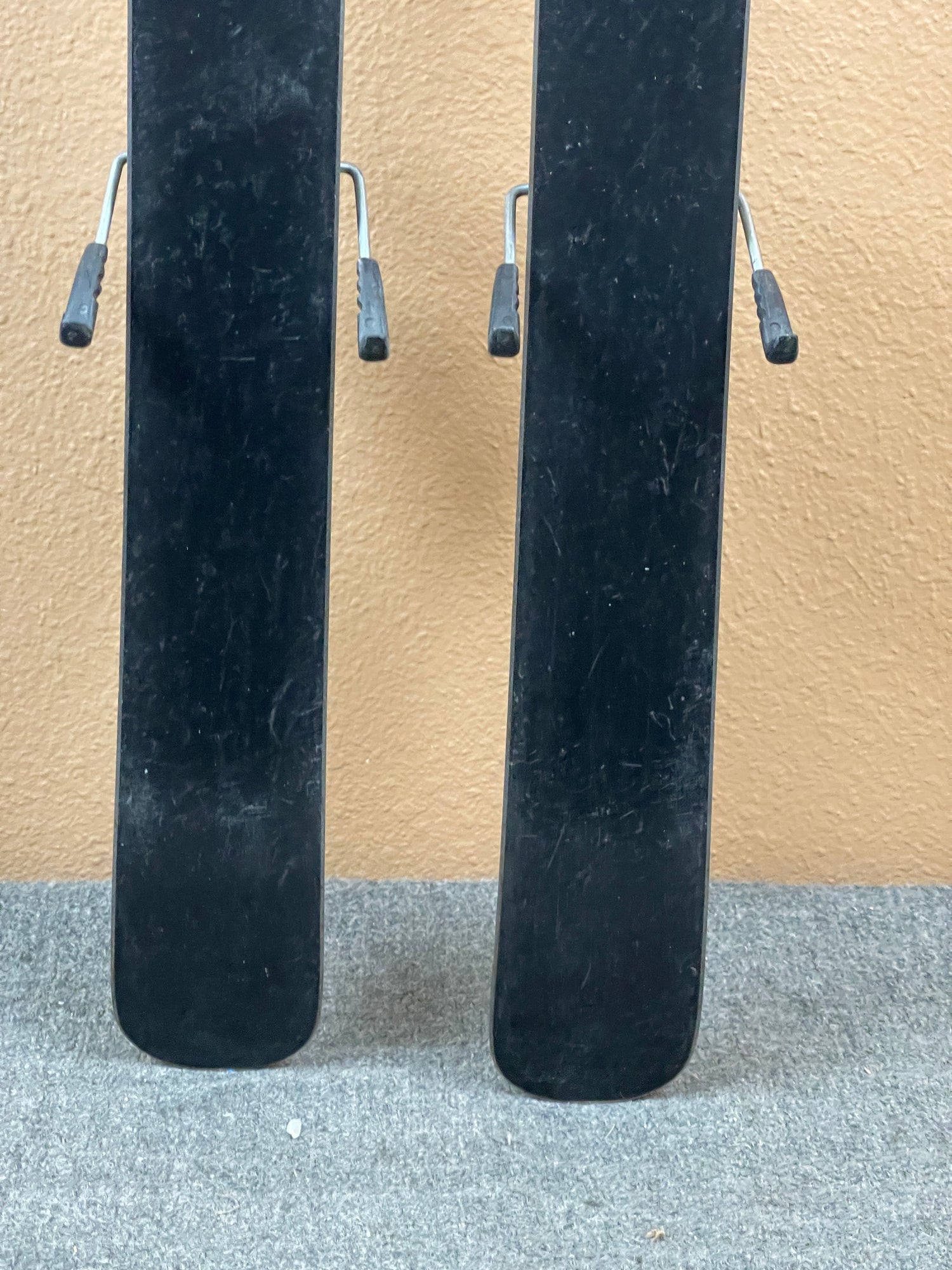 Used 2023 Fischer Stunner Kids Skis + FJ4.5/7 Bindings