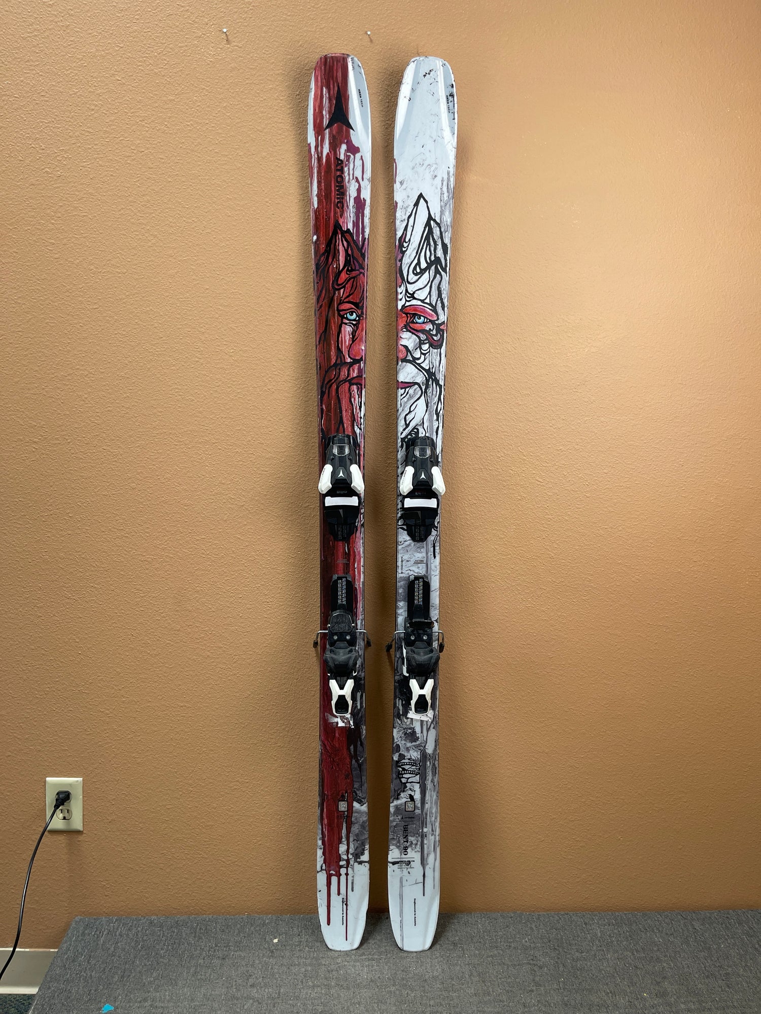 Used 2025 Atomic Bent Chetler 90 Skis + Strive 11 Bindings