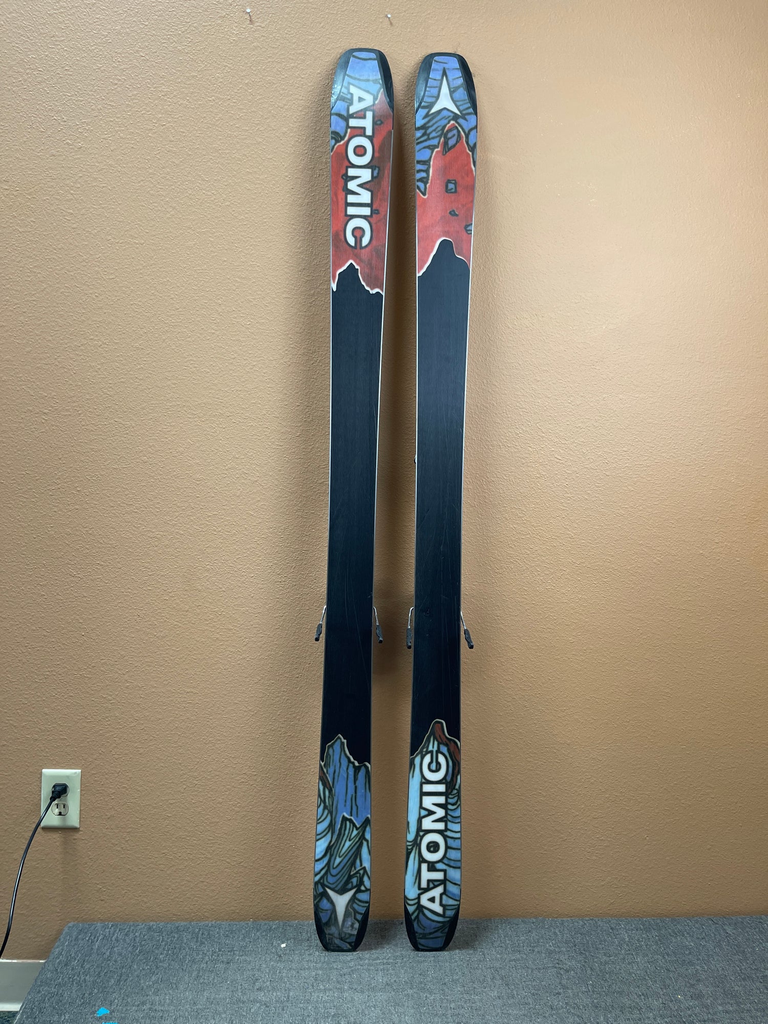 Used 2025 Atomic Bent Chetler 90 Skis + Strive 11 Bindings